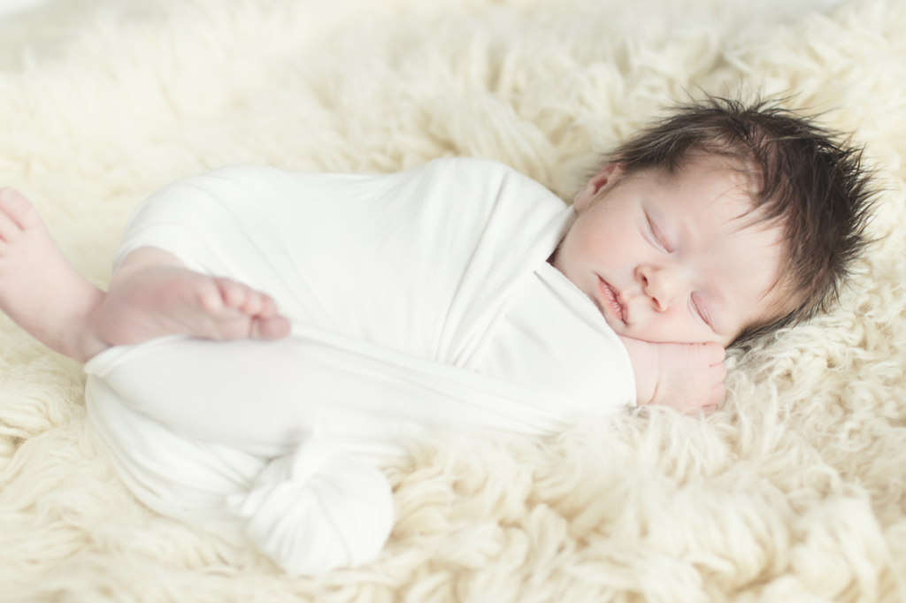 Bébé dort sur le flokati