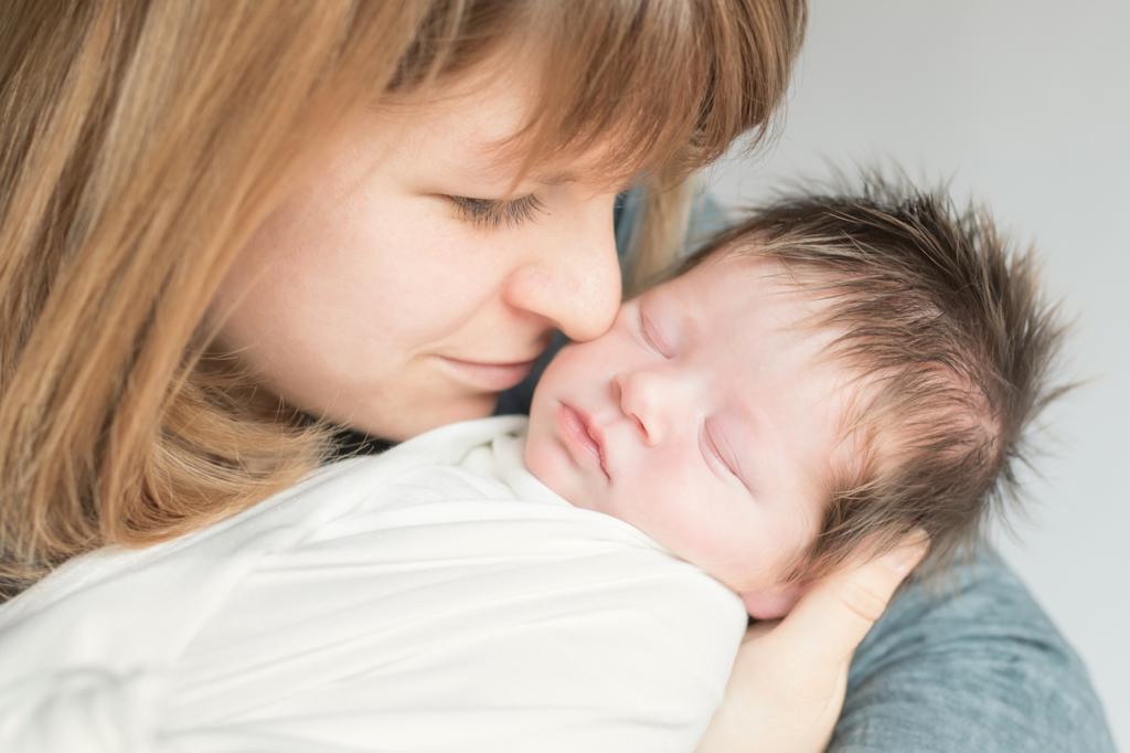 Nouveau-né dans les bras de maman