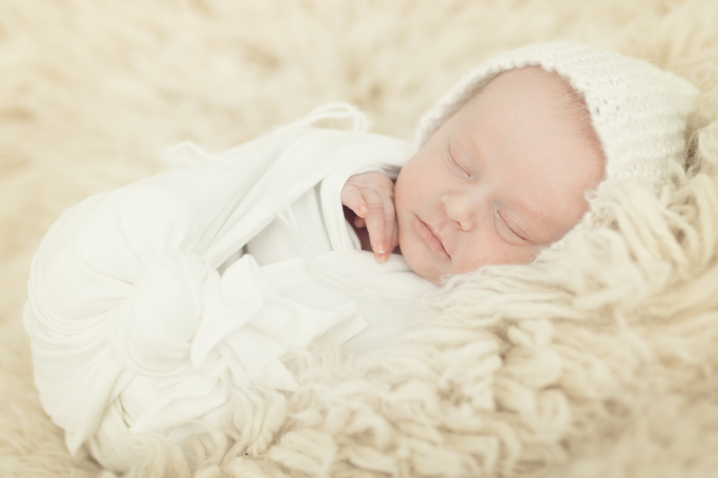 Bébé emmailloté au studio photo