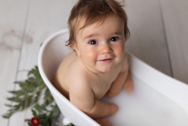 portrait bebe dans le bain