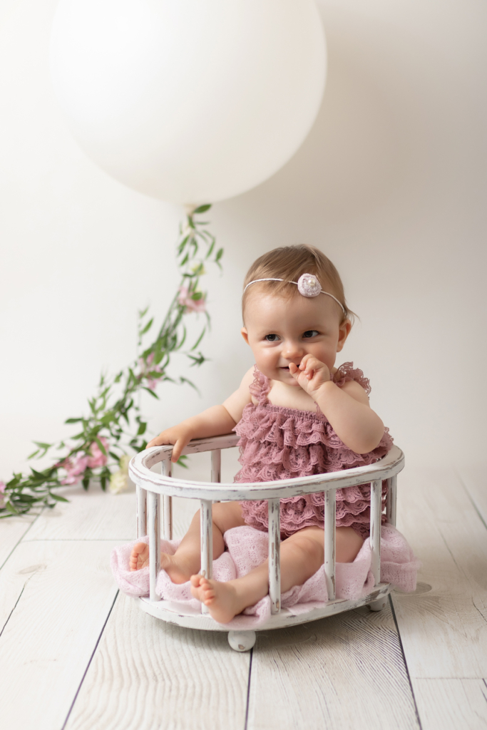 bébé tient assis