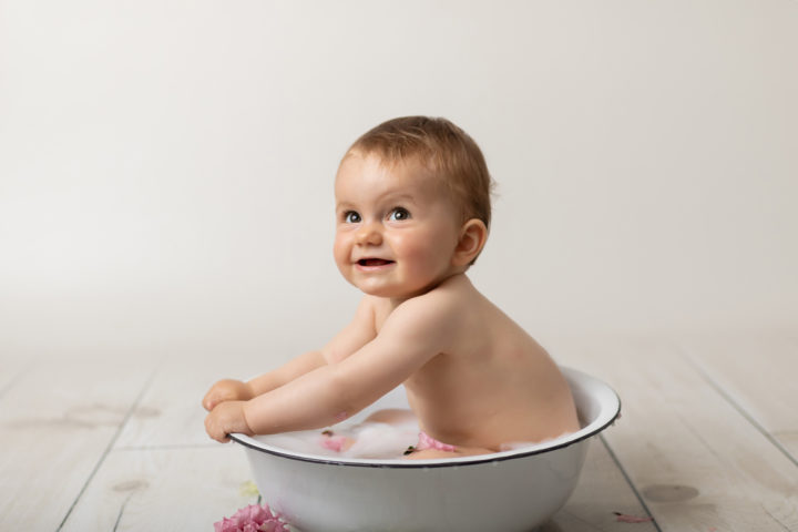 bébé dans le bain