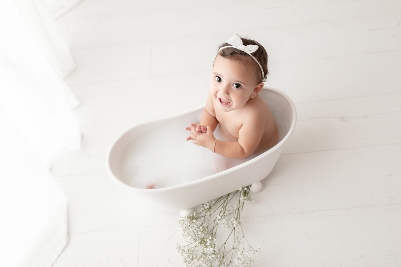 Bébé dans un bain de lait