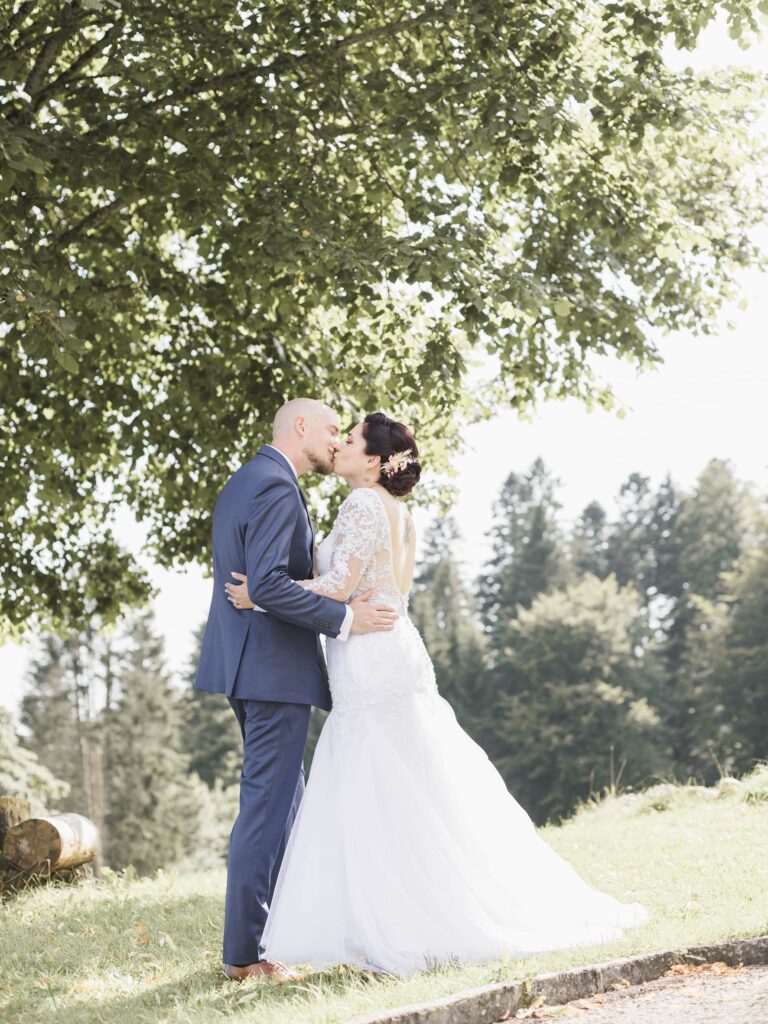 Photos des mariés qui s'embrassent tendrement