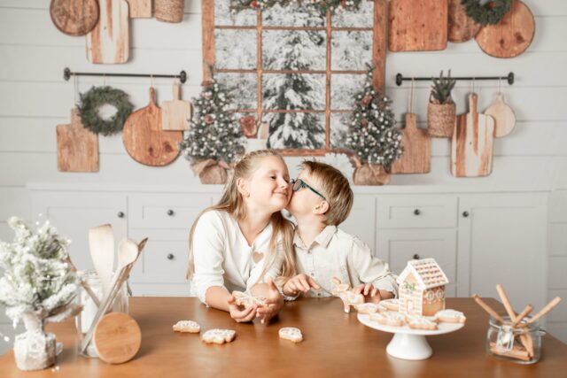Enfants dans une cuisine faisant des biscuits de Noël