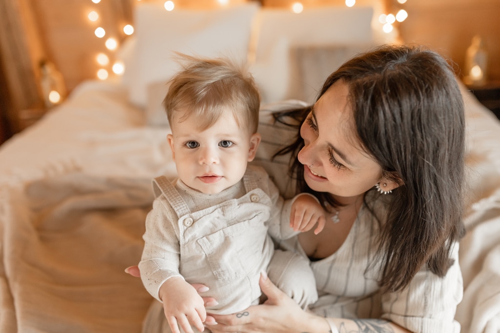 Maman qui regarde son bébé