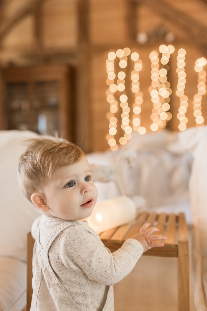 Bébé dans un chalet à Noël