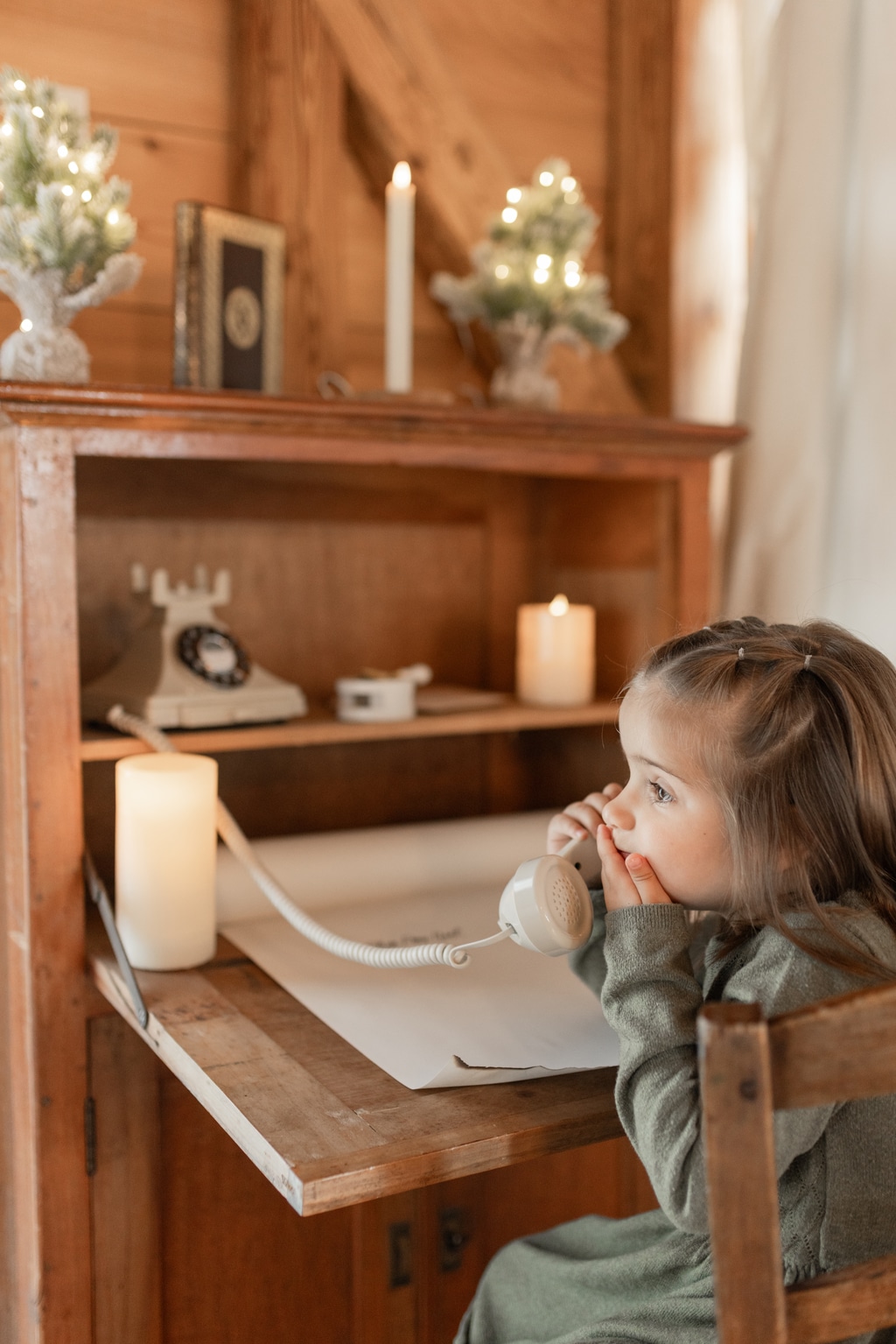 Petite fille qui est au téléphone à Noël